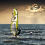 Guida ai costumi da bagno per la pratica del windsurf e kitesurf