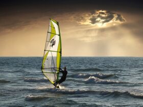 Guida ai costumi da bagno per la pratica del windsurf e kitesurf