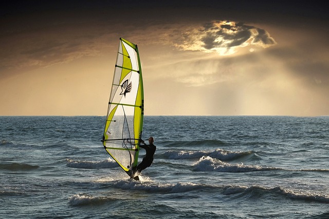 Guida ai costumi da bagno per la pratica del windsurf e kitesurf